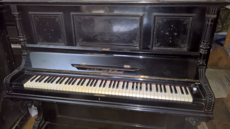 Klavier der Marke Glass